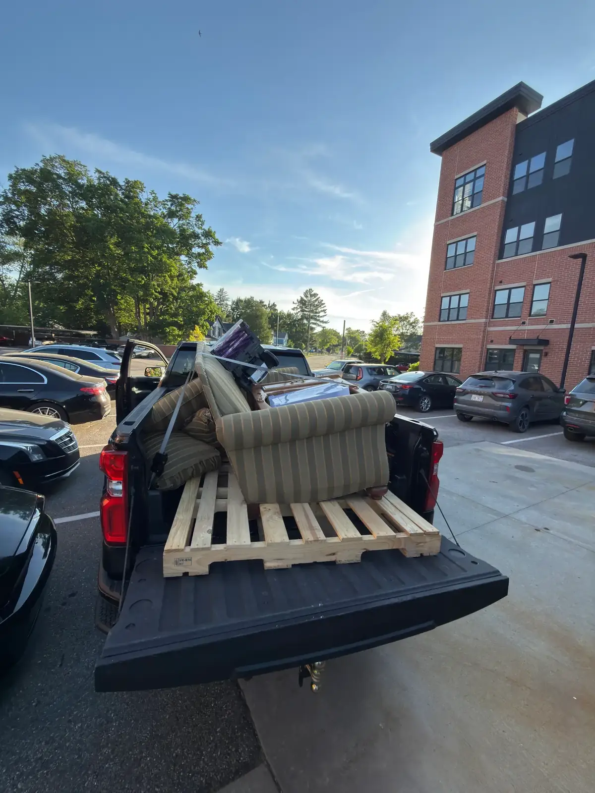 Demohaulic hauling equipment and load in Metro Detroit